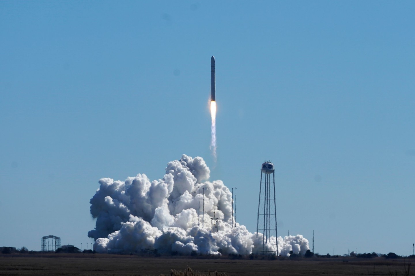 Die Antares-Rakete von Northrop Grumman hebt von der Startrampe des NASA-Weltraumbahnhofs auf Wallops Island ab.