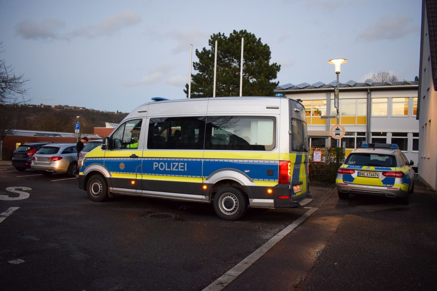 Eine Spielzeugwaffe hat in Obrigheim einen Großeinsatz der Polizei und die Evakuierung einer Schule ausgelöst.
