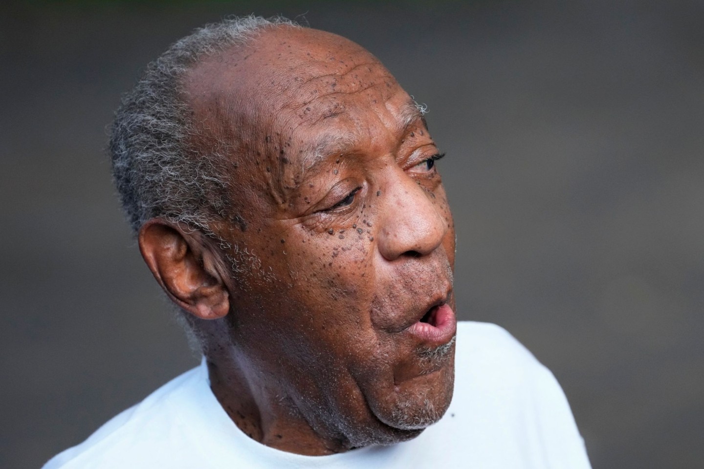 Bill Cosby vor seinem Haus in Elkins Park. Rund ein halbes Jahr nach der überraschenden Freilassung des 84-jährigen US-Schauspielers will die zuständige Staatsanwaltschaft die Entscheidun...