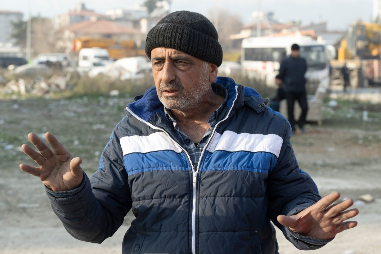 Metin Yalman vor einem zerstörten Haus in Antakya, in dem sein einziger Sohn gelebt hat.