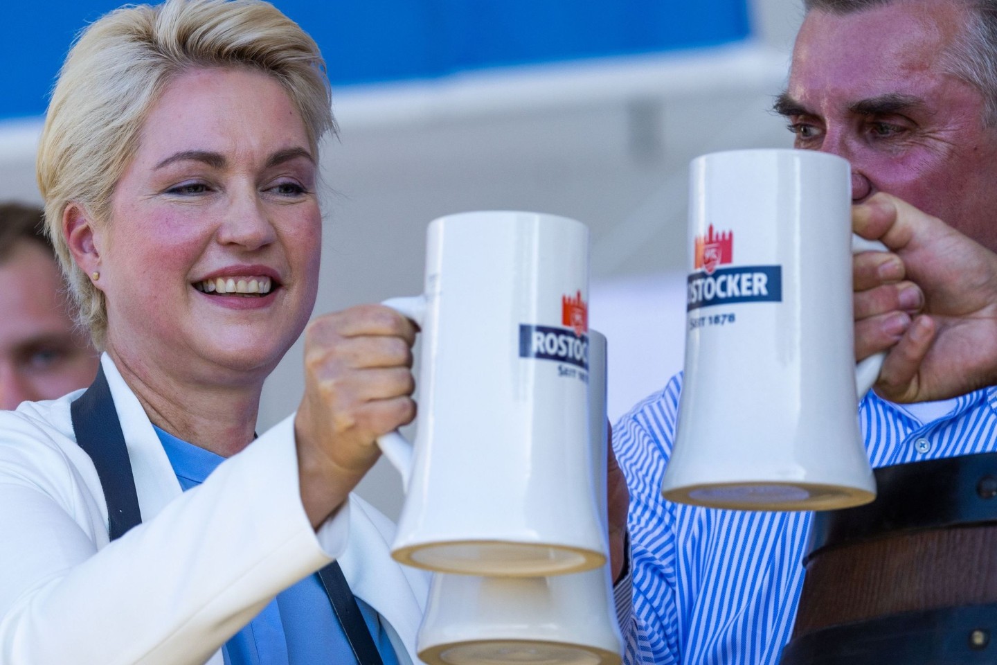 Ministerpräsidentin Manuela Schwesig stößt nach der offiziellen Eröffnung der 31. Hanse Sail mit einem frisch gezapften Bier an.