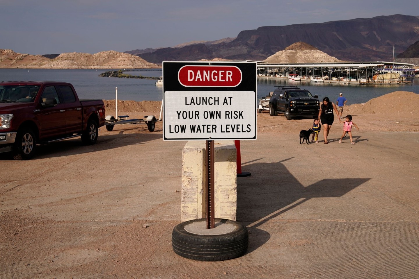 Ein Schild warnt vor niedrigen Wasserständen an einer Bootsrampe am Lake Mead nahe der US-Metropole Las Vegas.
