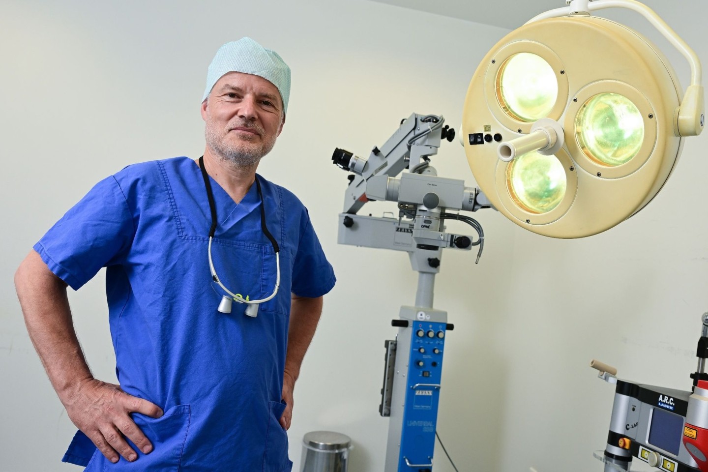 Urologe Marc Armbruster in seiner Praxis.