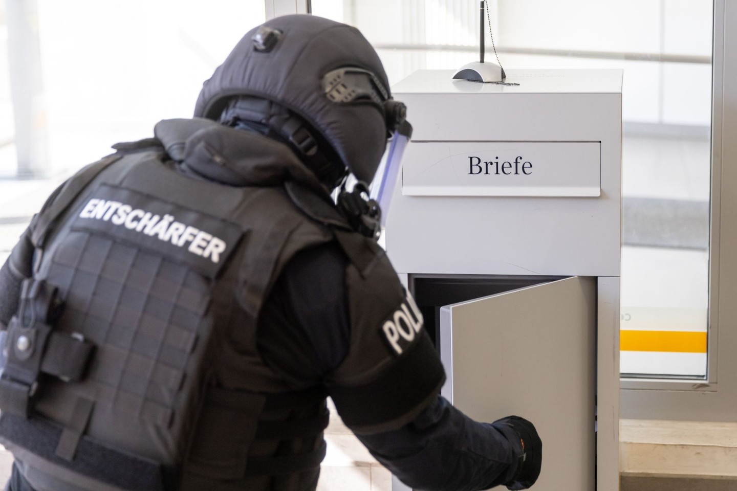 Ein Mitarbeiter der TSG München (Technische Sondergruppe) demonstriert, wie er den Briefkasten in einer Nürnberger Bank zuvor auf verdächtige Inhalte überprüft hatte.