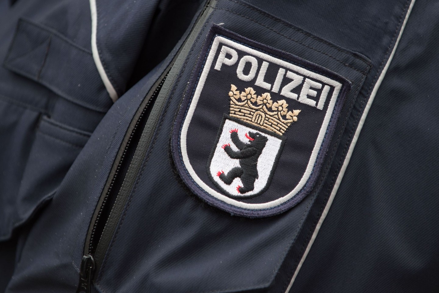 Das Wappen der Berliner Polizei an einer Polizeijacke.