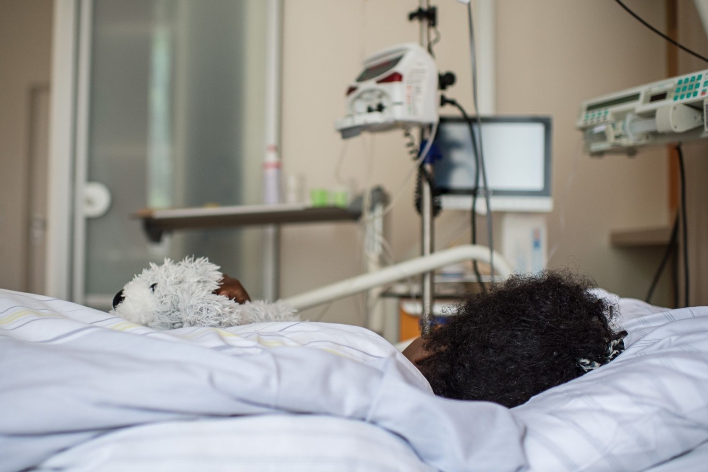Eine Patientin aus Somalia wird in Berlin aufgrund der schweren Folgen einer Genitalverstümmelung behandelt, die sie als kleines Kind erlitten hat.