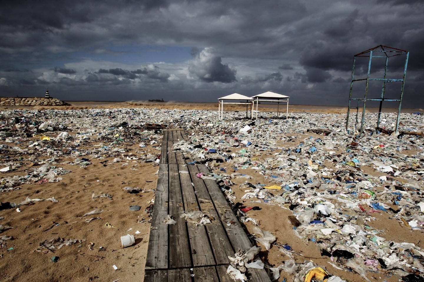 Plastikmüll liegt an einem Strand am Mittelmeer nördlich von Beirut. Der Müll wurde durch stark windiges Wetter angeschwemmt.