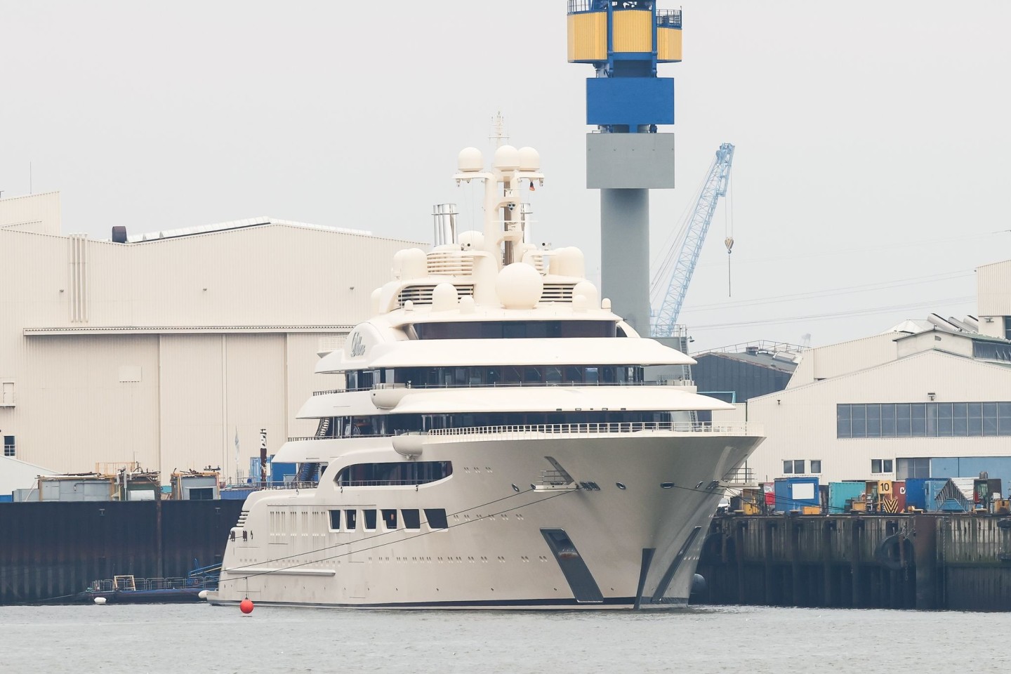 Die Luxusyacht Dilbar hat an der Kaimauer der Werft Blohm+Voss festgemacht.