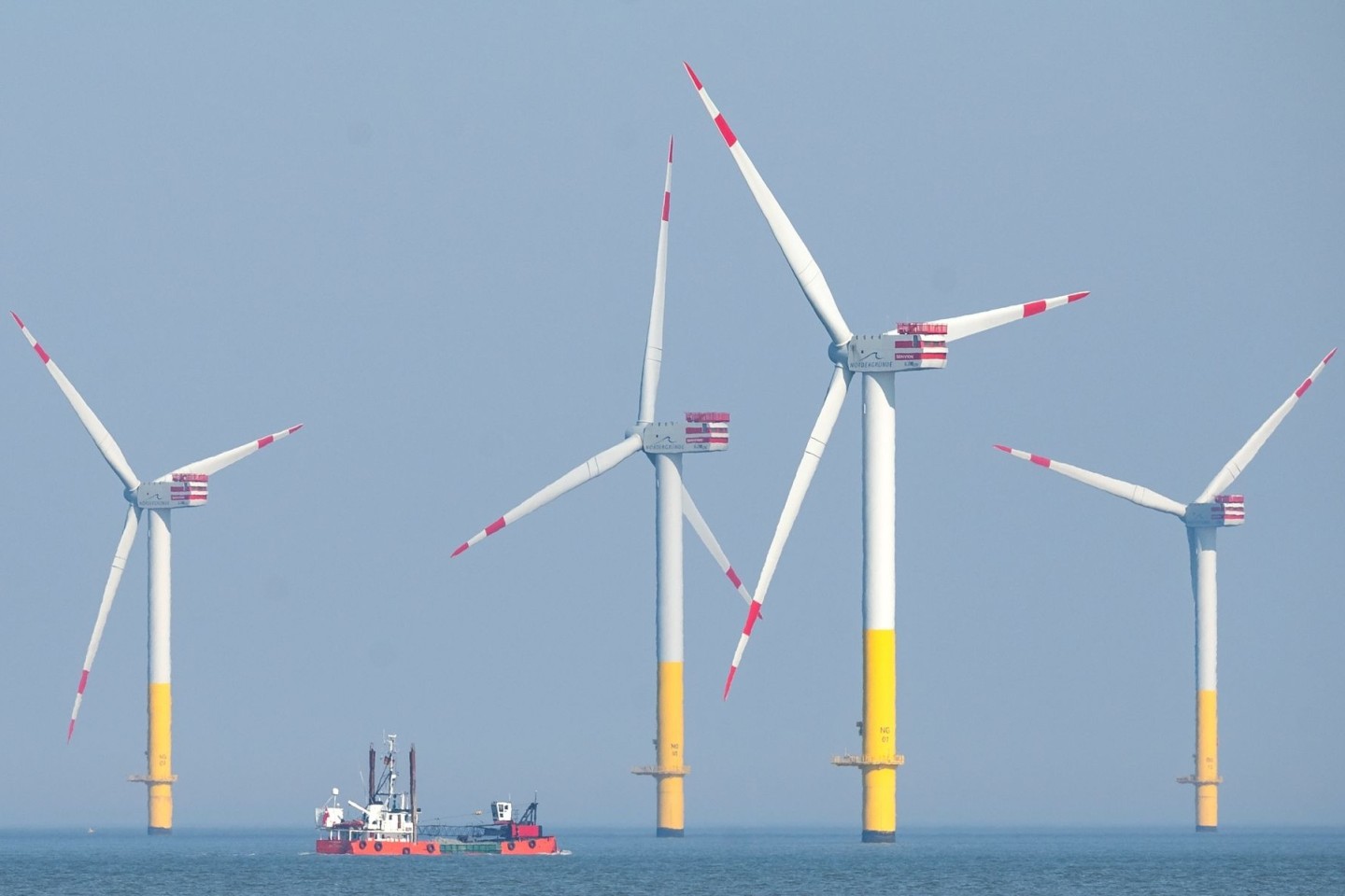Offshore-Windpark in der Nordsee. Windräder auf dem Meer haben laut einer neuen Studie negativen Einfluss auf die Bestände von Seetauchern.