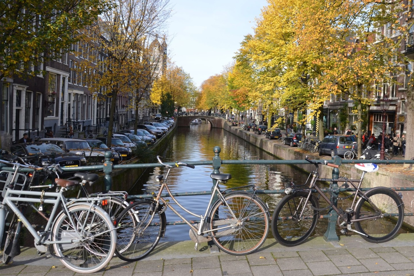 Fahrräder parken an einer Gracht in Amsterdam.