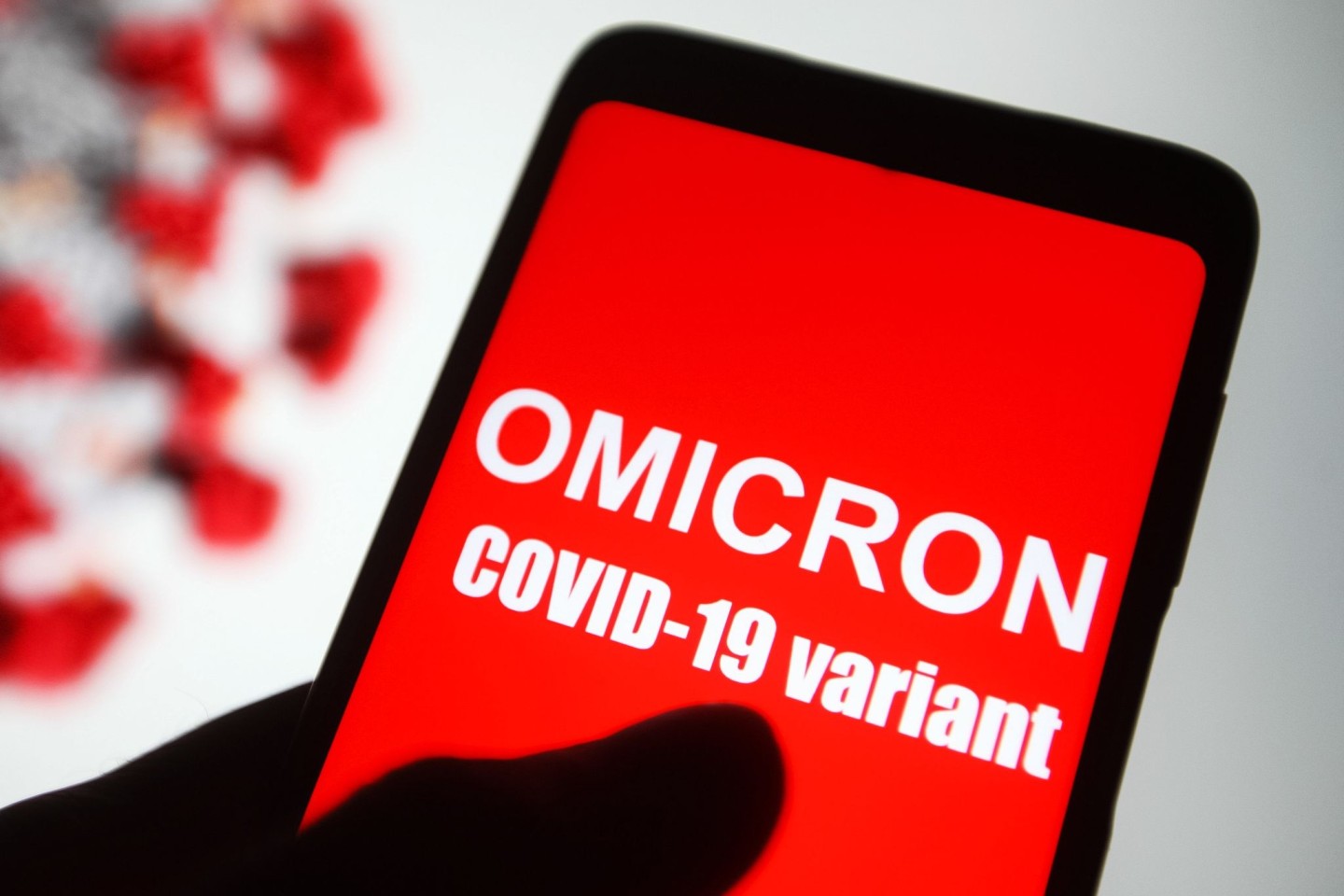 Auf dem Bildschirm eines Smartphones «Omicron COVID-19 variant» zu lesen. Eine Studie der Charité zur Entstehung der Corona-Variante Omikron ist zurückgezogen worden. Proben waren verunr...