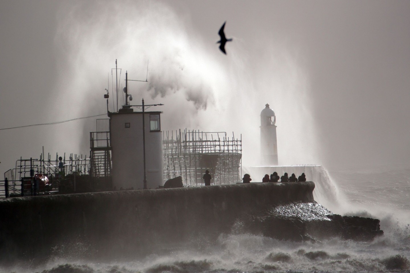 Riesige Wellen schlagen gegen den Deich, nachdem Sturm «Franklin» auf die britische Küste traf.