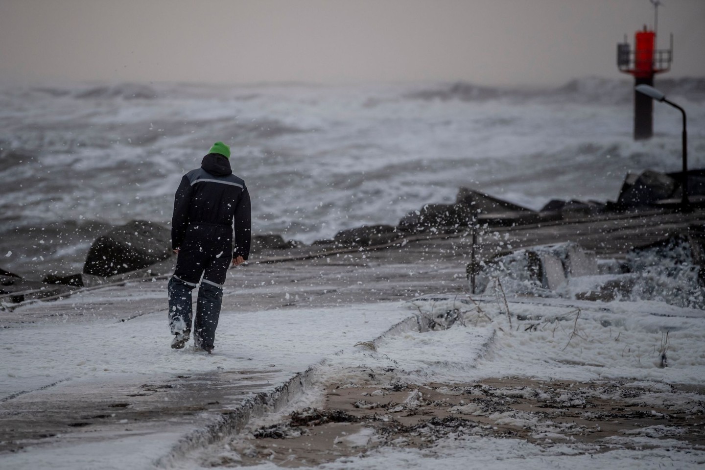 Ein Sturm peitscht über Nordeuropa: Ein Mann geht in Thorsminde an der dänischen Westküste trotzdem spazieren.