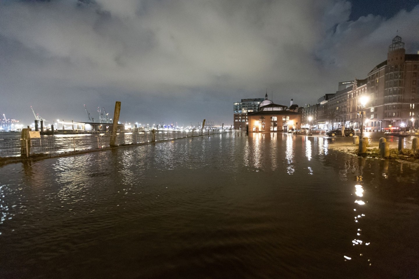 Das Wasser der Elbe flutete in der Nacht den Hamburger Fischmarkt.