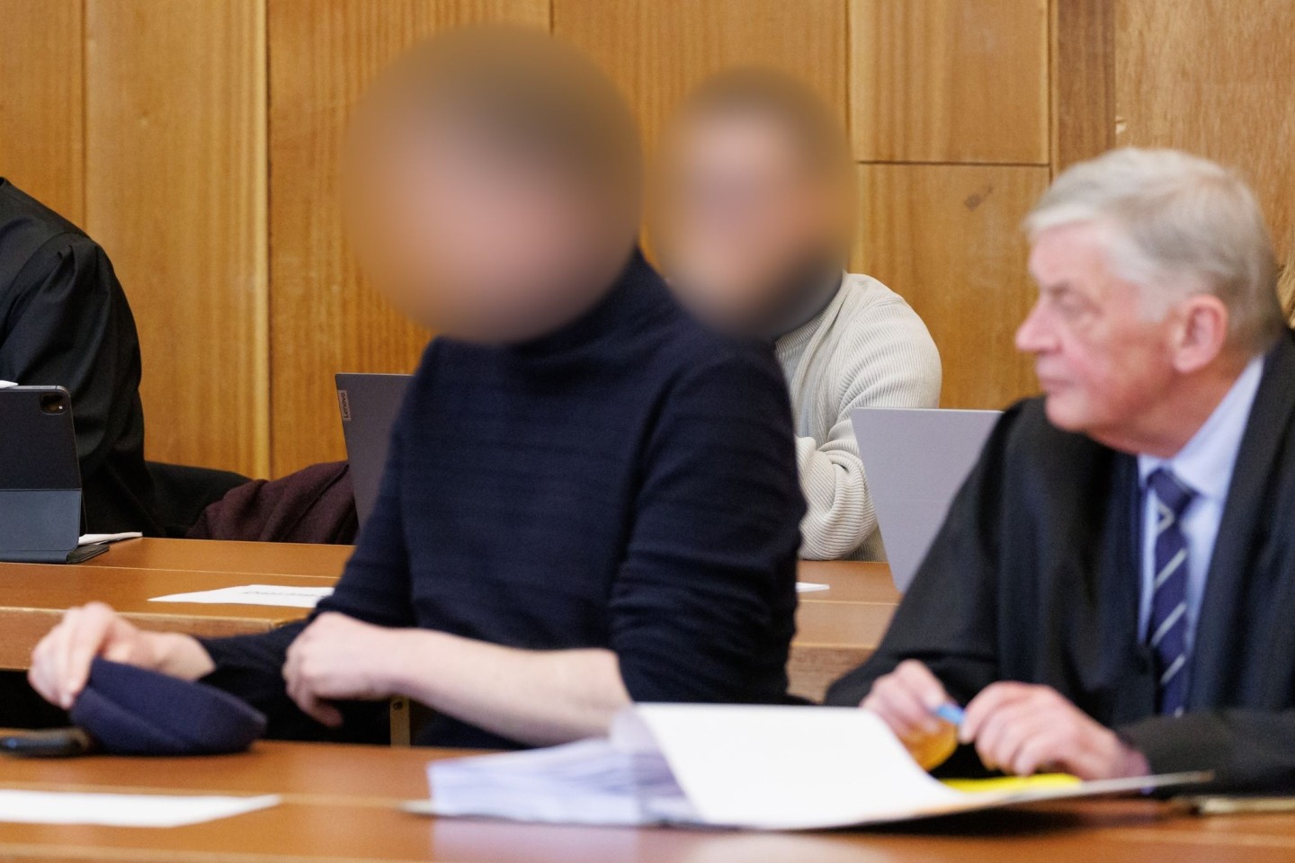 Zwei der insgesamt vier wegen fahrlässiger Tötung sowie fahrlässiger Körperverletzung angeklagten Männer beim Prozessbeginn in Schweinfurt.