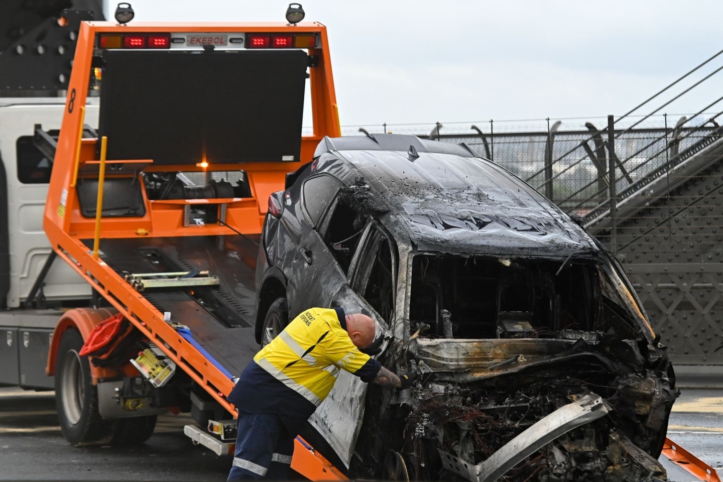 Nur noch ein Stück Wrack: Eines der Fahrzeuge ging nach dem Unfall sofort in Flammen auf.