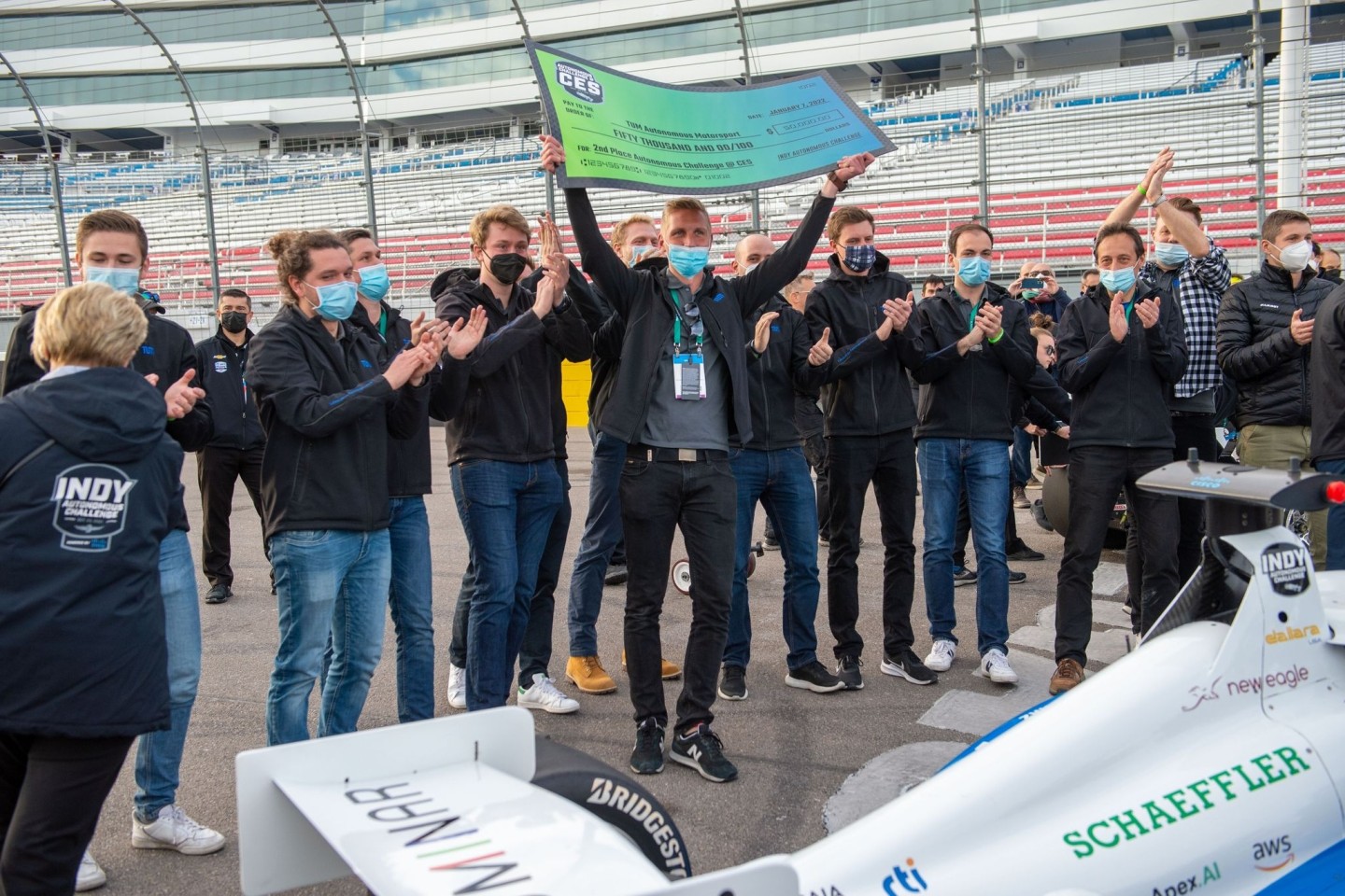 Das Team der Technischen Universität München feiert den zweiten Platz in einem Wettbewerb autonomer Rennwagen am Rande der Technik-Messe CES in Las Vegas.