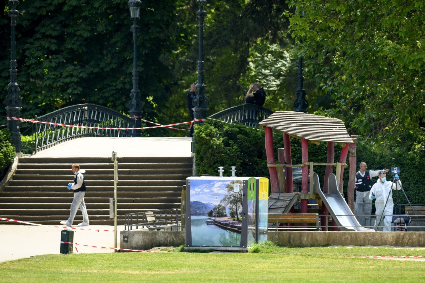 Polizisten ermitteln am Tatort nach einem Messerangriff in einem Park in Annecy.