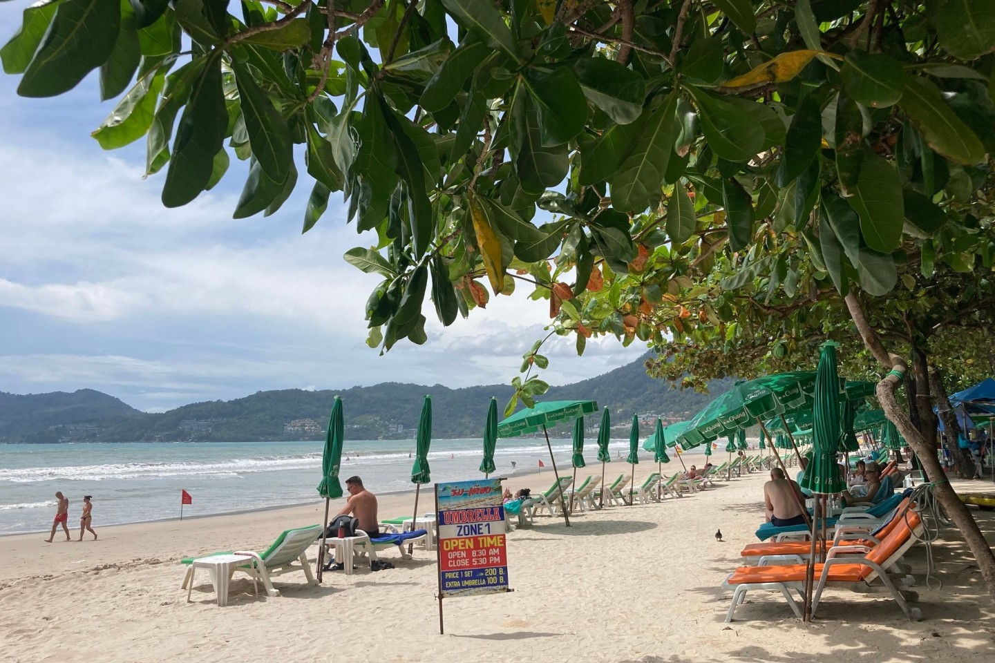 Am Patong Beach in Phuket ist noch reichlich Platz.
