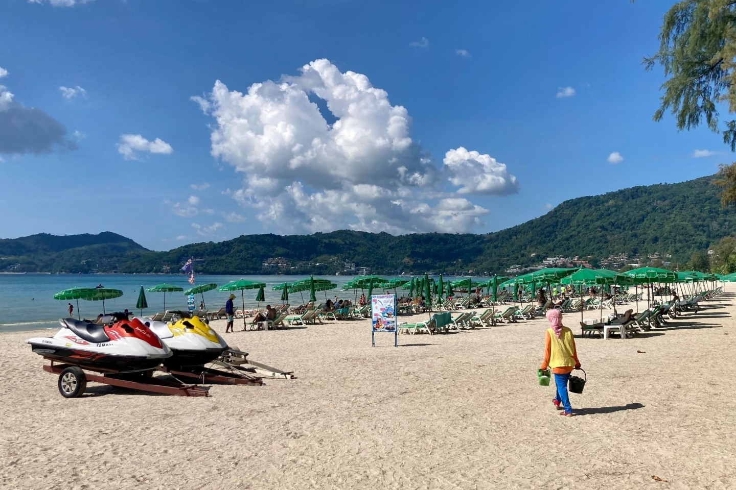 Der Strand von Patong: Thailand hat die Einreiseregeln weiter gelockert.