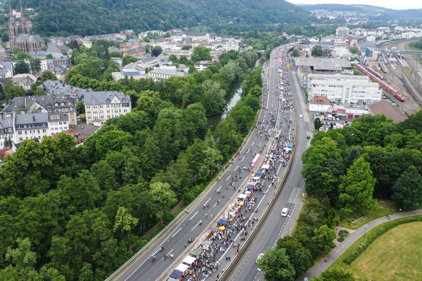 Fußgänger und Fahrräder statt Autos: Tausende Menschen strömen zu «Tischlein deck dich» auf die als «Stadtautobahn» bekannte B3 in Marburg.