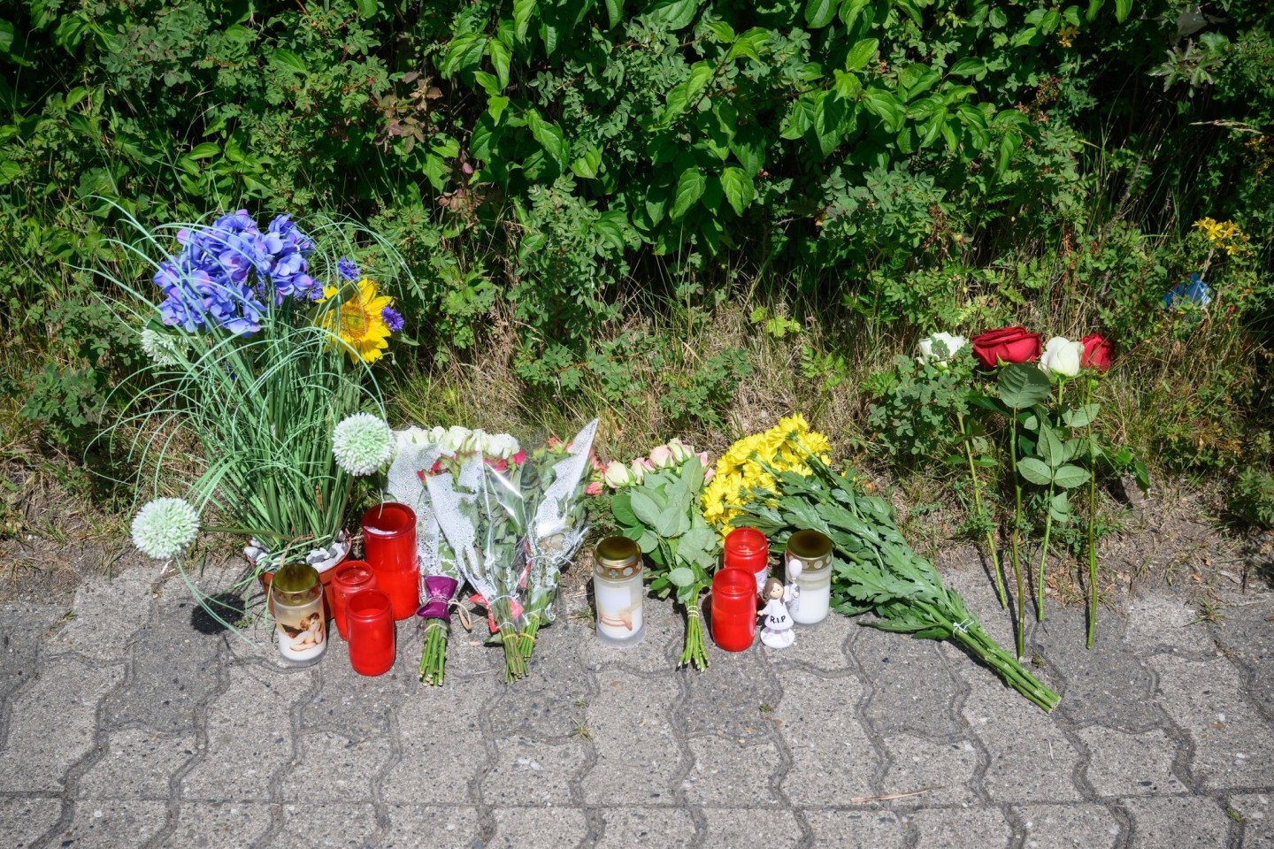 Blumen und Kerzen zum Gedenken an eine getötete 15-Jährige in Salzgitter.