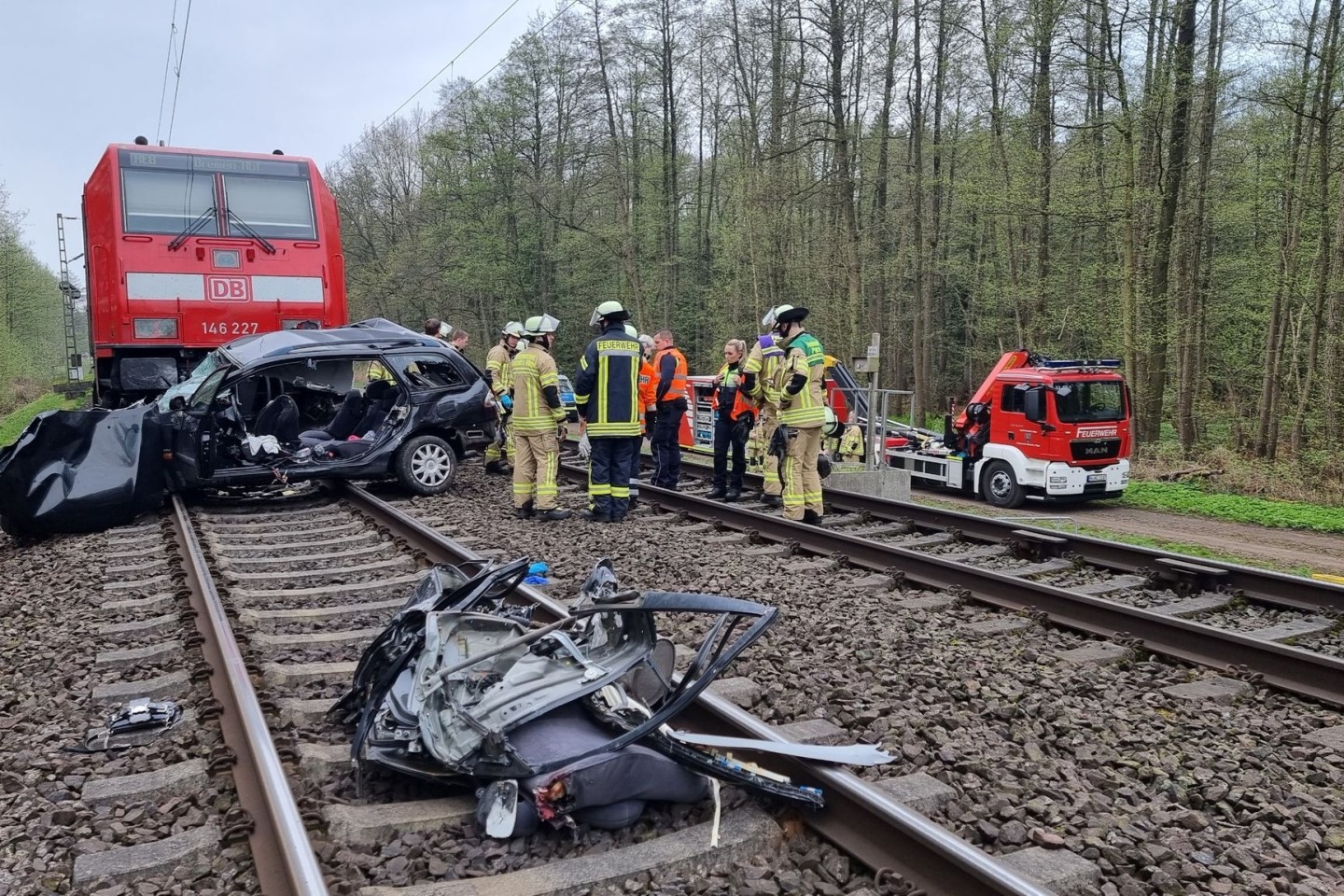 Beim Zusammenstoß eines Zuges mit einem Auto an einem Bahnübergang nahe Hannover sind drei junge Menschen ums Leben gekommen.