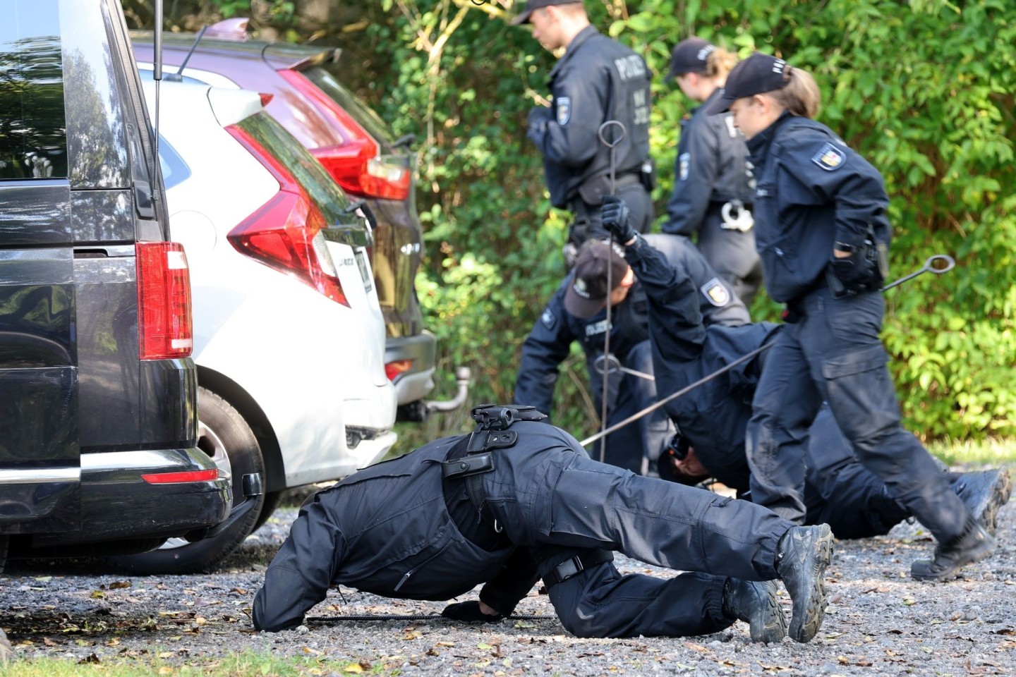 Die Polizei durchkämmte am Freitag mit zahlreichen Einsatzkräften den Bereich rund um den Tatort.