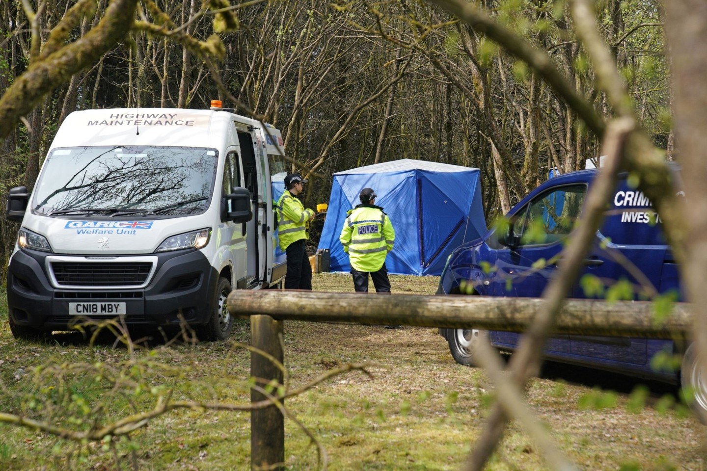 Die Polizei auf dem Parkplatz des Gisburn Forest in Slaidburn, Lancashire, wo am Freitagabend eine Leiche gefunden wurde.