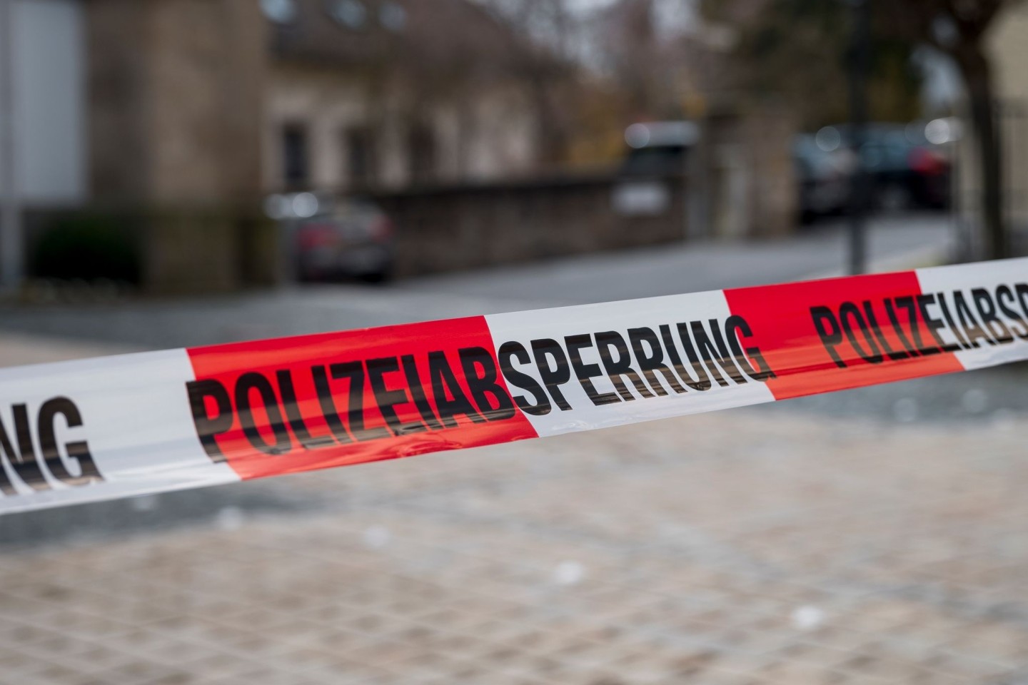 Die Straße zu dem Kinder- und Jugendhilfezentrum in Wunsiedel ist abgesperrt. In der Einrichtung ist eine Zehnjährige tot in einem Zimmer gefunden worden.