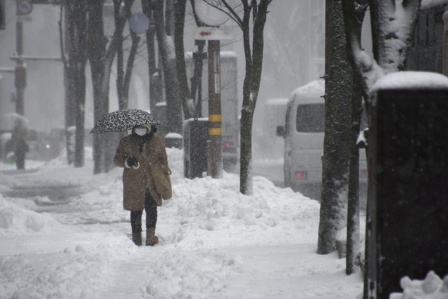 Schwere Schneefälle haben in Japan mehrere Menschen das Leben gekostet und den Verkehr stark behindert. Das Inselreich Japan erlebt seit Tagen einen schweren Wintereinbruch.