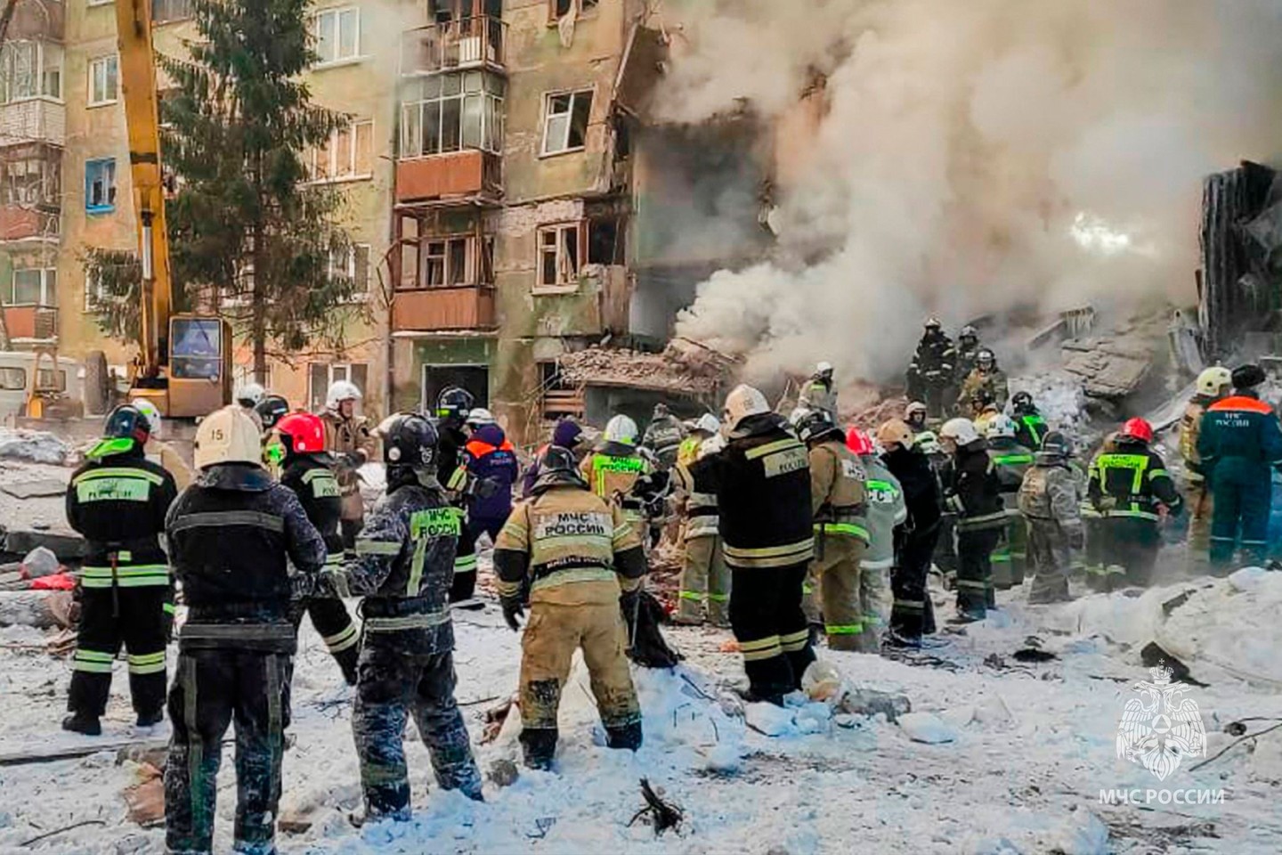 Rettungskräfte im Einsatz vor einem fünfstöckigen Wohnhaus in Novosibirsk, das nach einer Gasexplosion eingestürzt ist.