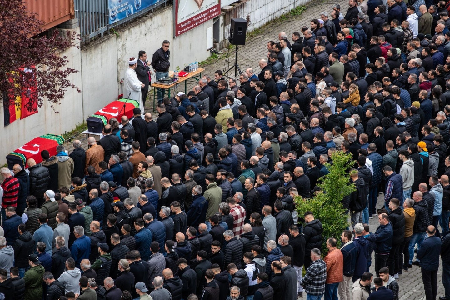Zahlreiche Menschen nehmen vor der Moschee Sindelfingen an einem Trauergebet teil.
