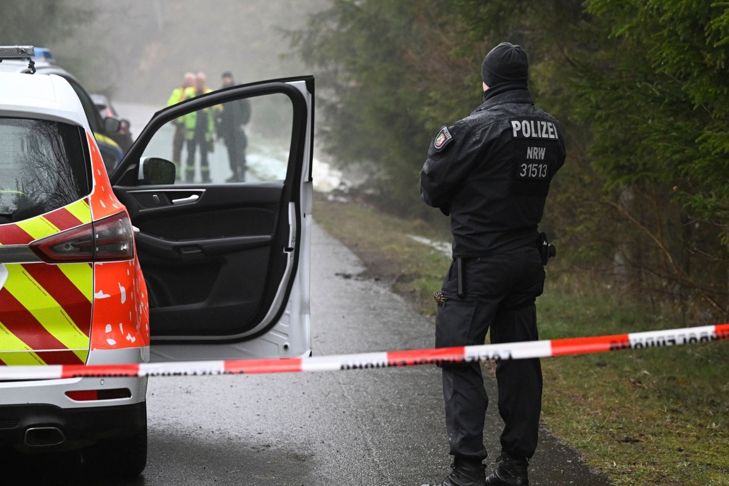 Einsatzkräfte der Polizei unweit des Fundorts der Leiche in Freudenberg.