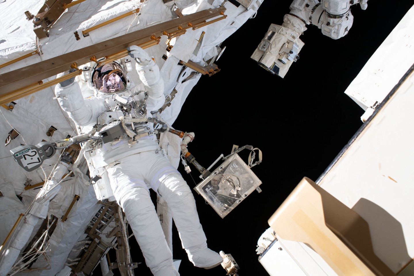 Der ESA-Astronaut Luca Parmitano ist an der Internationalen Raumstation angebunden, während er während eines Weltraumspaziergangs, der 6 Stunden und 16 Minuten dauerte, thermische Reparatu...