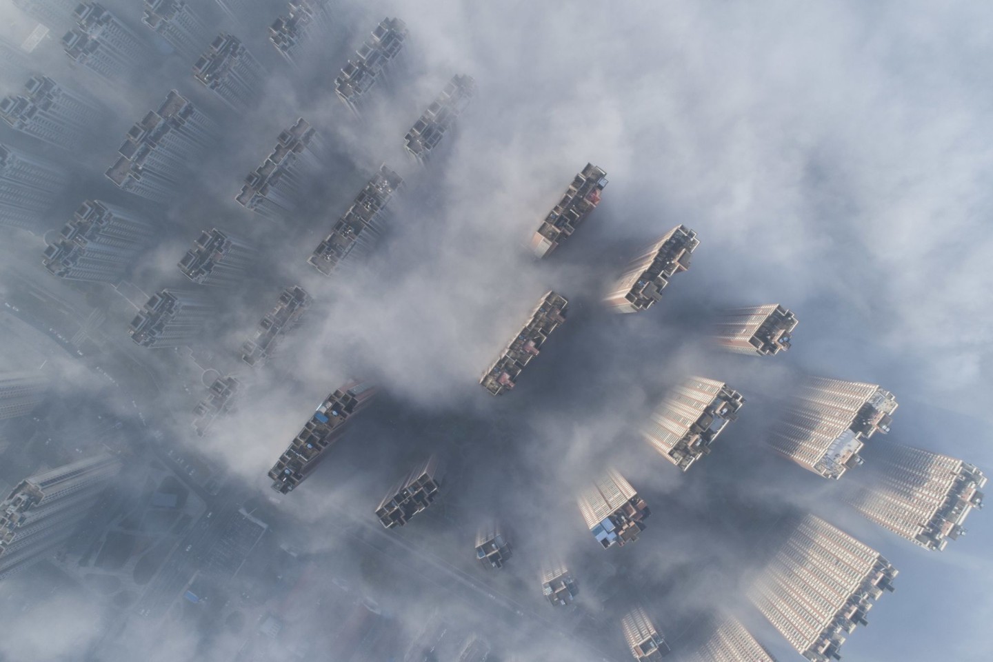 Hochhäuser im chinesischen Nanton ragen aus dem Smog heraus.