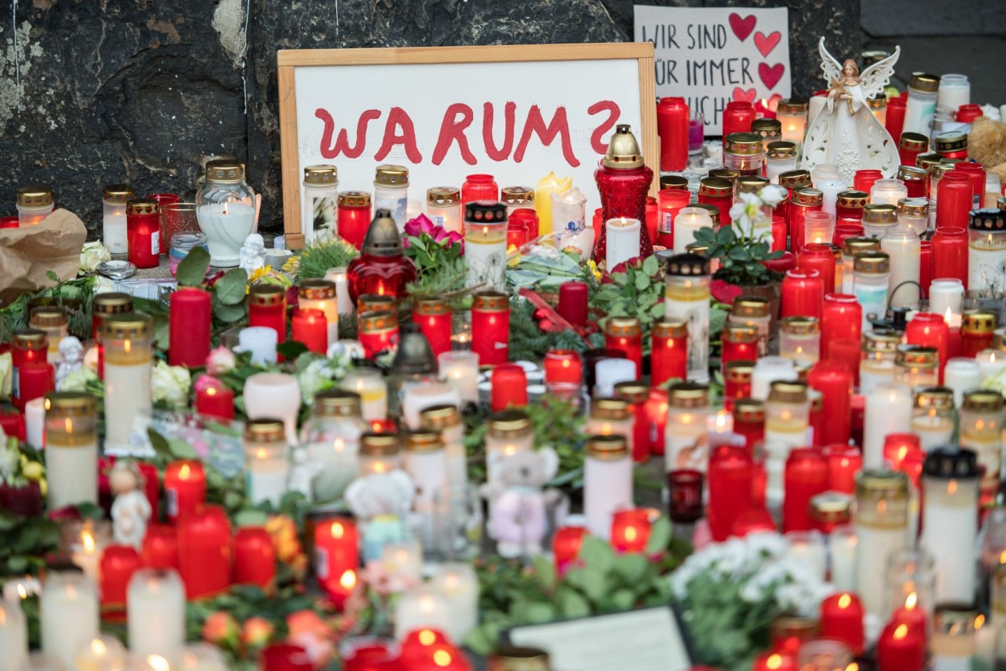Vor der Porta Nigra haben Menschen zum Gedenken an die Opfer einer Amokfahrt Kerzen aufgestellt. (Archivbild)