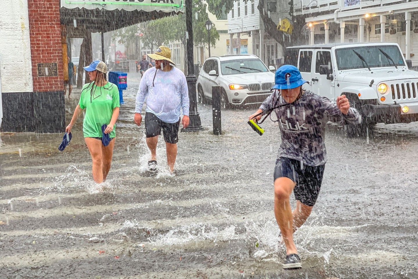 Fußgänger waten durch das Hochwasser in Key West in Florida.