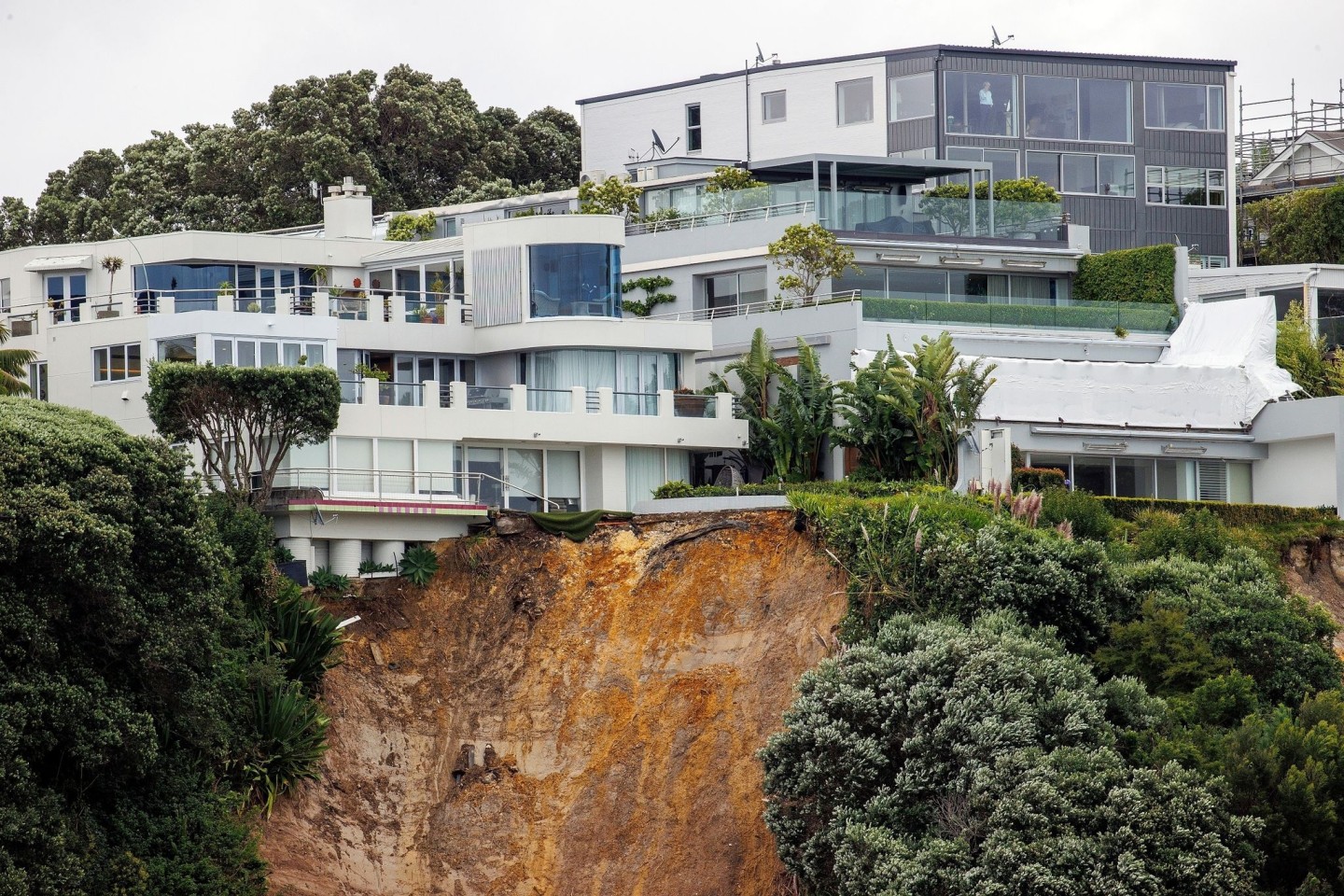 Ein Erdrutsch hat sich in der Nähe eines Hauses in Auckland gelöst, verursacht durch anhaltend nasses Wetter wegen Zyklon Gabrielle.
