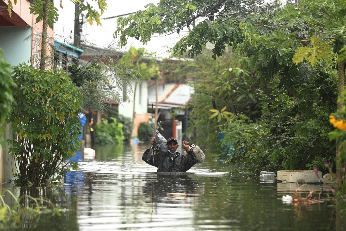 Ein Mann watet in der Provinz Ubon Ratchathani im Nordosten Thailands durch Wasserfluten. Heftige Regenfälle und starke Winde hatten in mehreren Gebieten Überschwemmungen ausgelöst.
