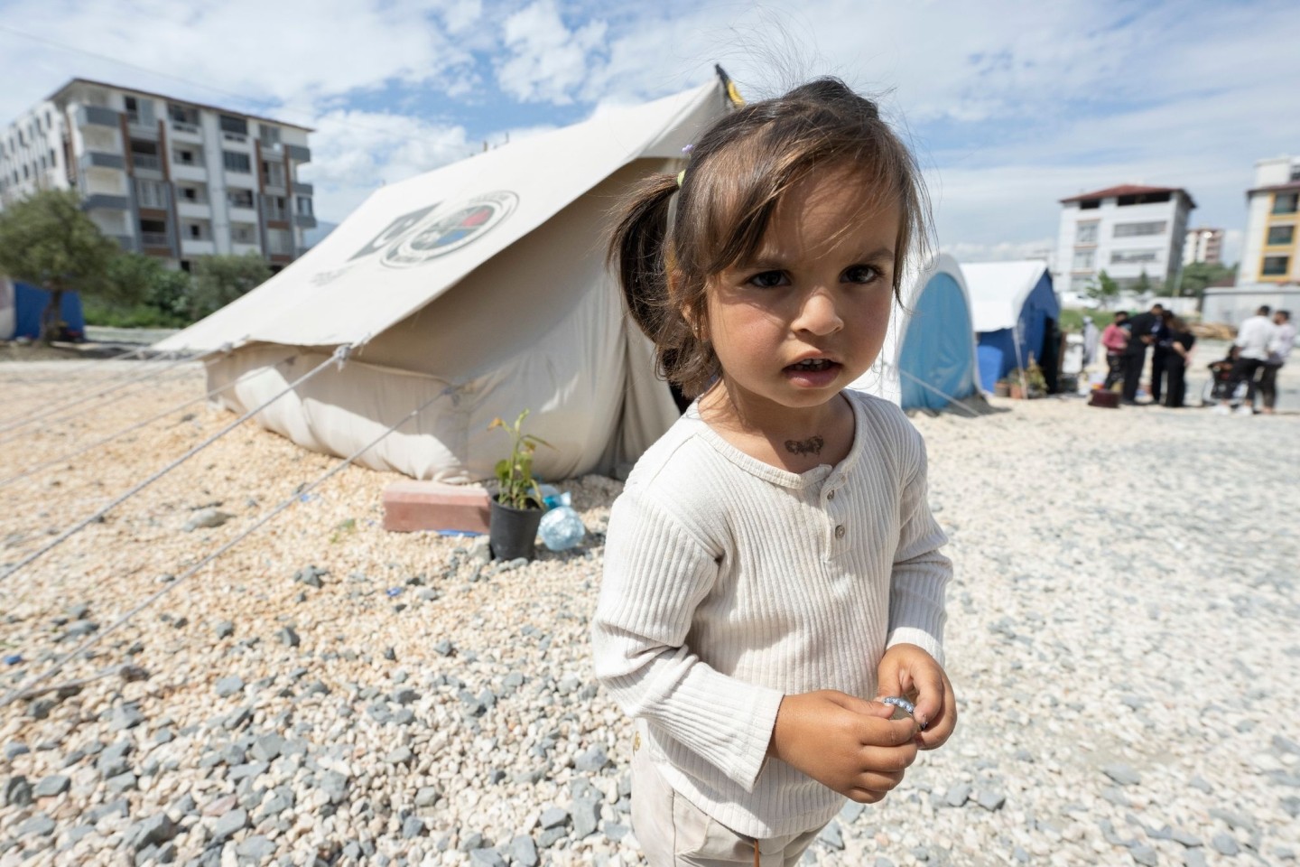 Die dreijährige Samar ist nach dem Beben vorerst in einem Zelt untergebracht.