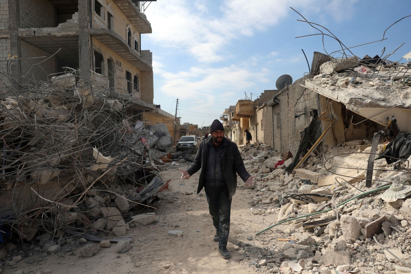 Ein Mann geht an eingestürzten Gebäuden im syrischen Jinderis vorbei.