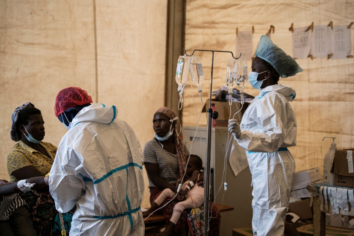 Gesundheitspersonal behandelt Cholera-Patienten in einem Krankenhaus in Lilongwe (Malawi).