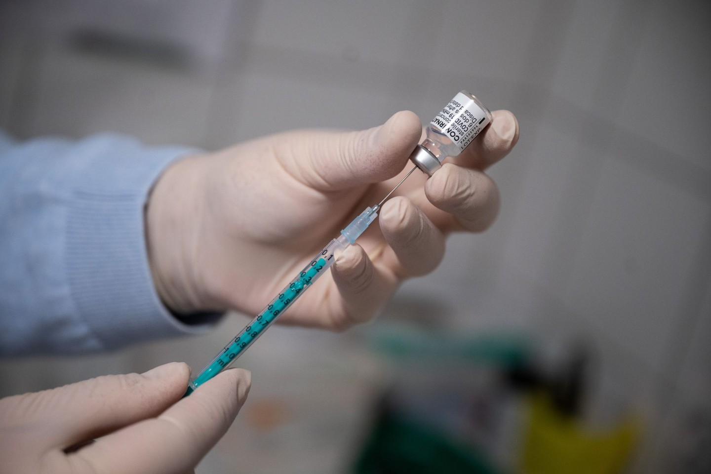 Ein Arzt zieht in einer Hausarztpraxis eine Spritze mit dem Impfstoff von Pfizer/Biontech auf. Ein Beratergremium der US-Arzneimittelbehörde FDA hat sich für eine Notfallzulassung für Kin...