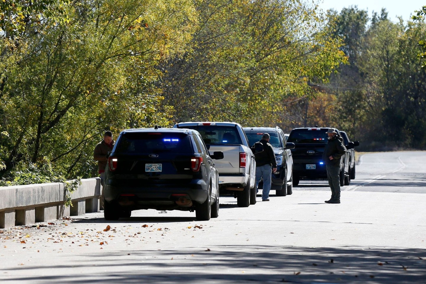 Beamte untersuchen eine Brücke in der Nähe des Deep Fork River im US-Bundesstaat Oklahoma. Dort wurden zerstückelte Leichen von vier vermissten Männern gefunden.