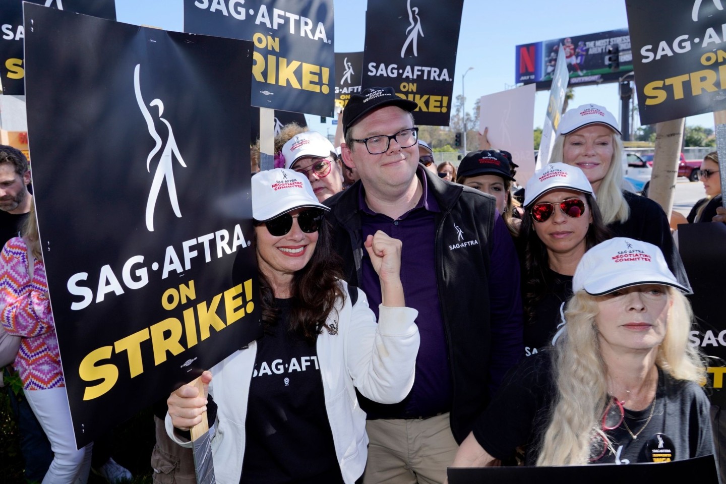 Fran Drescher (l), Vorsitzende der Schauspielgewerkschaft SAG-AFTRA, streikt gemeinsam mit US-Schauspielerin Frances Fisher (r).
