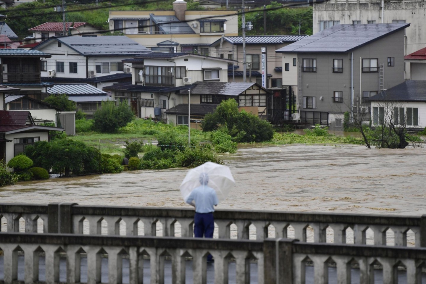 Ein Wohngebiet in der Präfektur Yamagata wurde überschwemmt, nachdem schwere Regenfälle Teile des Nordostens Japans heimgesucht hatten.