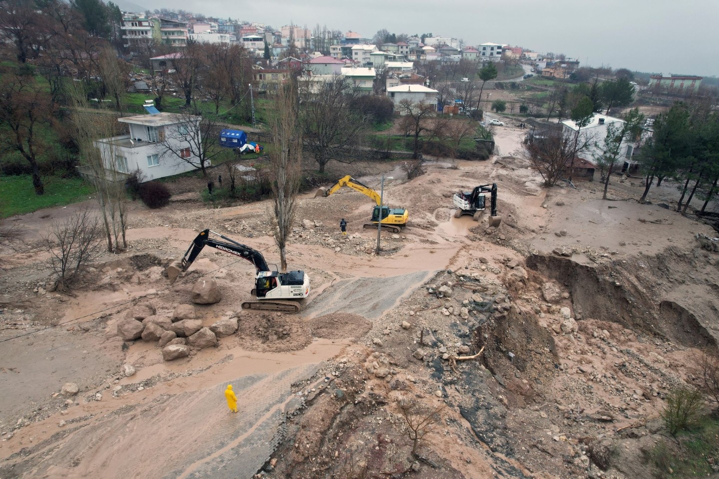 Auf das verheerende Erdbeben folgt im Südosten der Türkei die nächste Katastrophe: Nach heftigen Regenfällen werden dort bereits verwüstete Gegenden überschwemmt. Erneut gibt es Tote ...