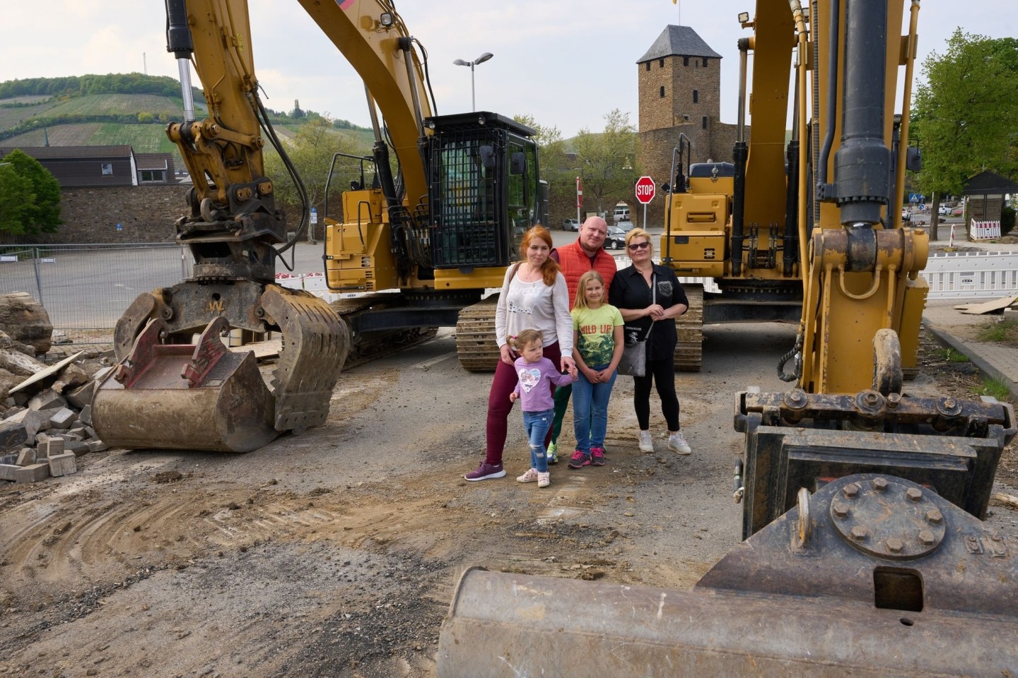 Valentyna Ridvanskaya (M) und ihre Familie, Ehemann Juri (r), Schwiegermutter Svitlana und die Kinder Polina und Uliana stehen vor den Resten der Ahrtorbrücke. Die aus der Nähe von Kiew ge...