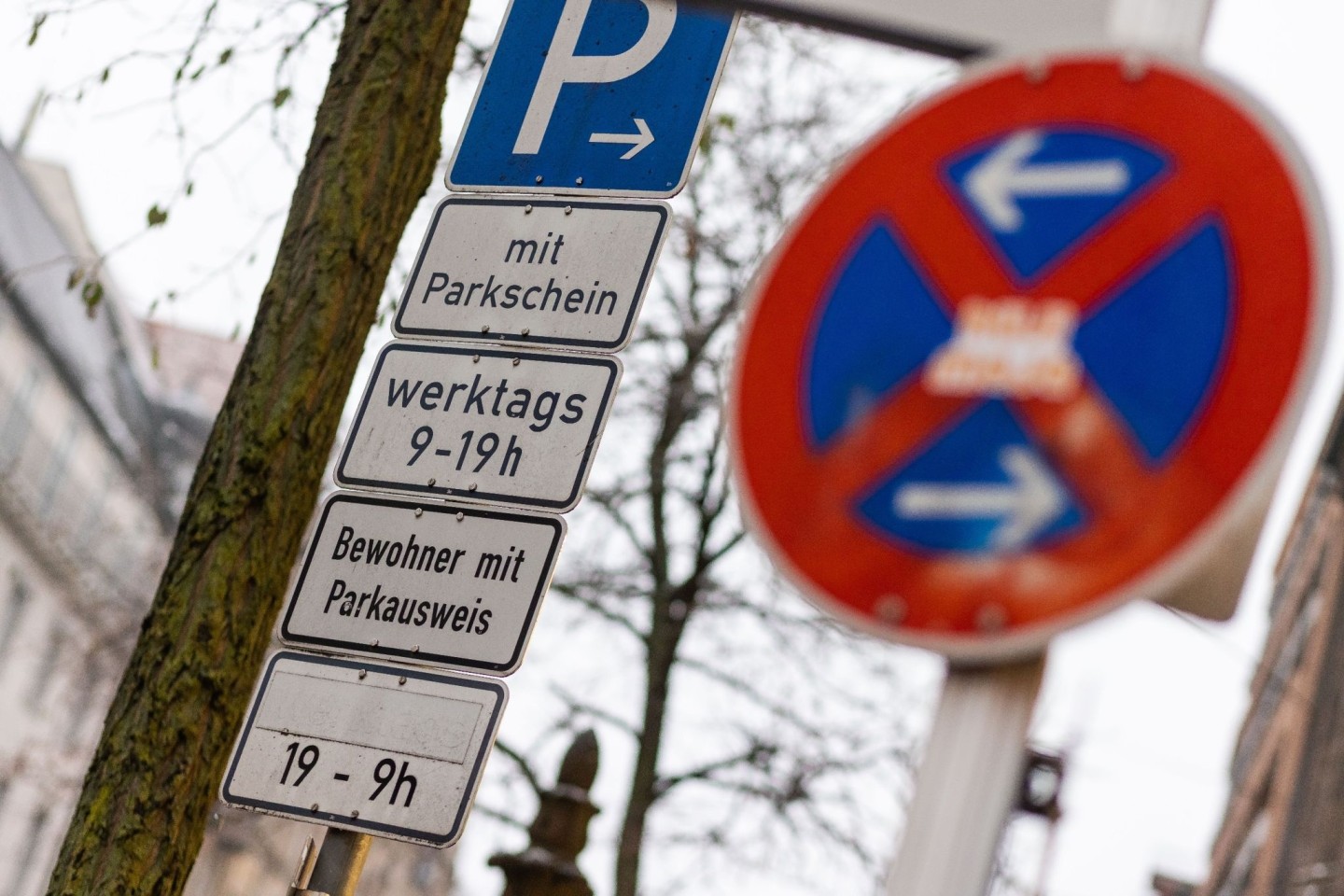 Anwohner können in vielen Städten für rund 30 Euro im Jahr parken.